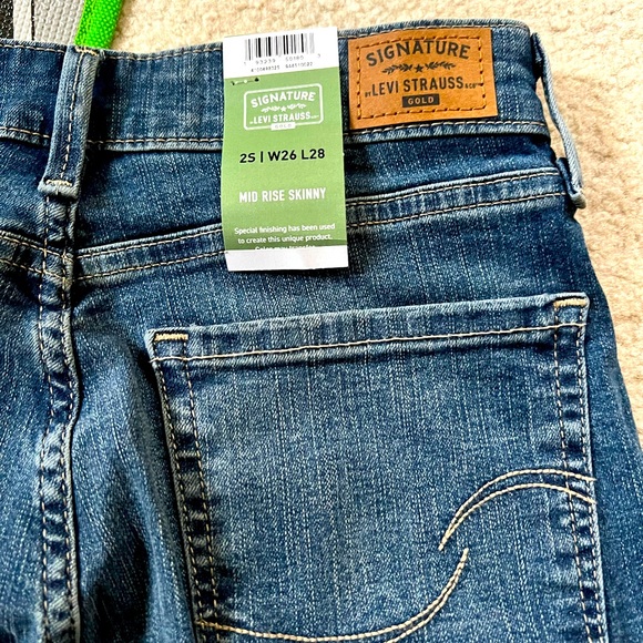 Jeans new with tags - Picture 2 of 3